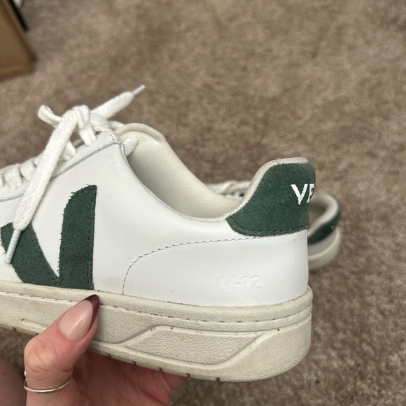 Veja V-12 Sneaker - Picture 8 of 9